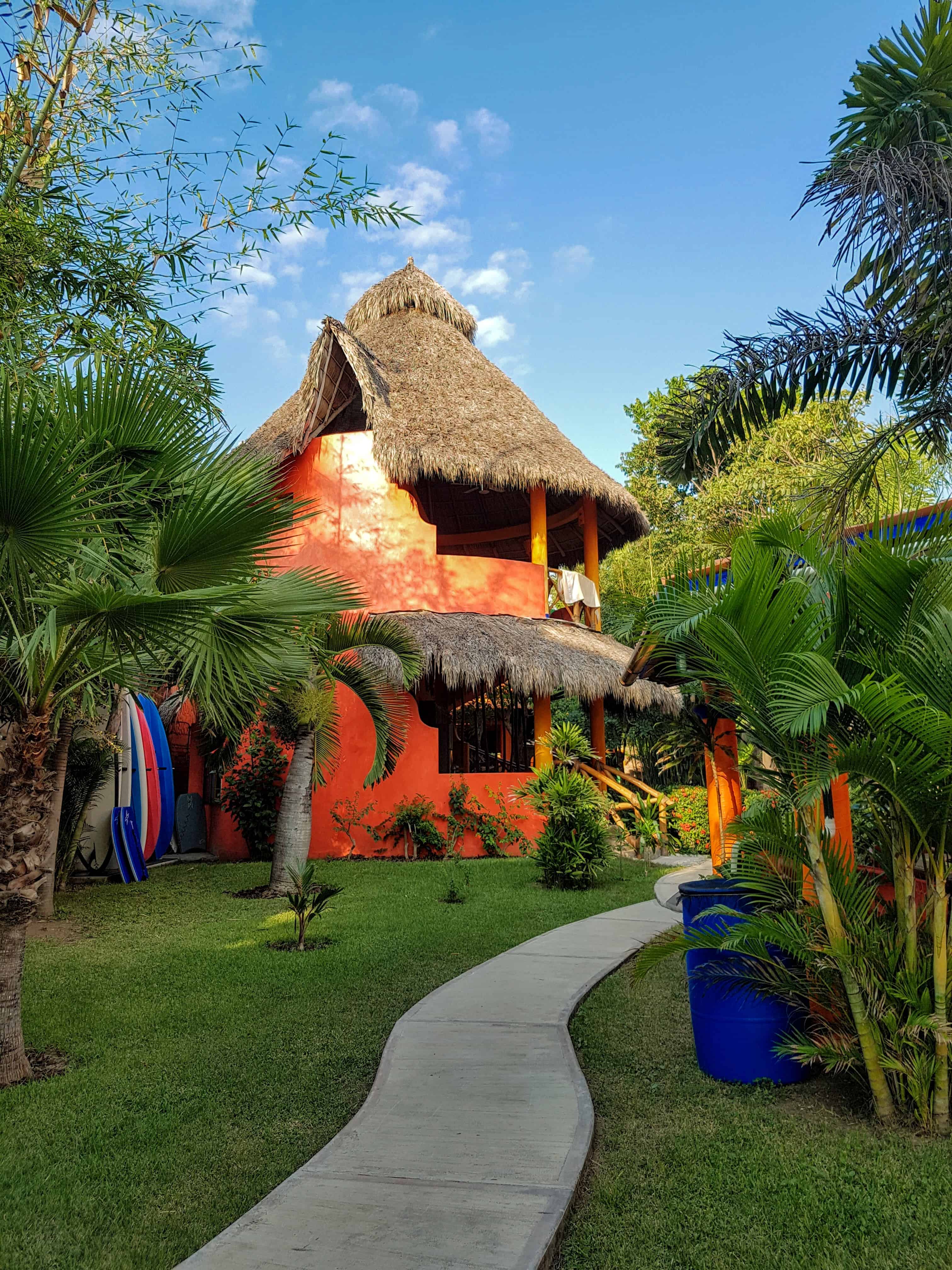 Villa mexicana naranja con techo de palapa