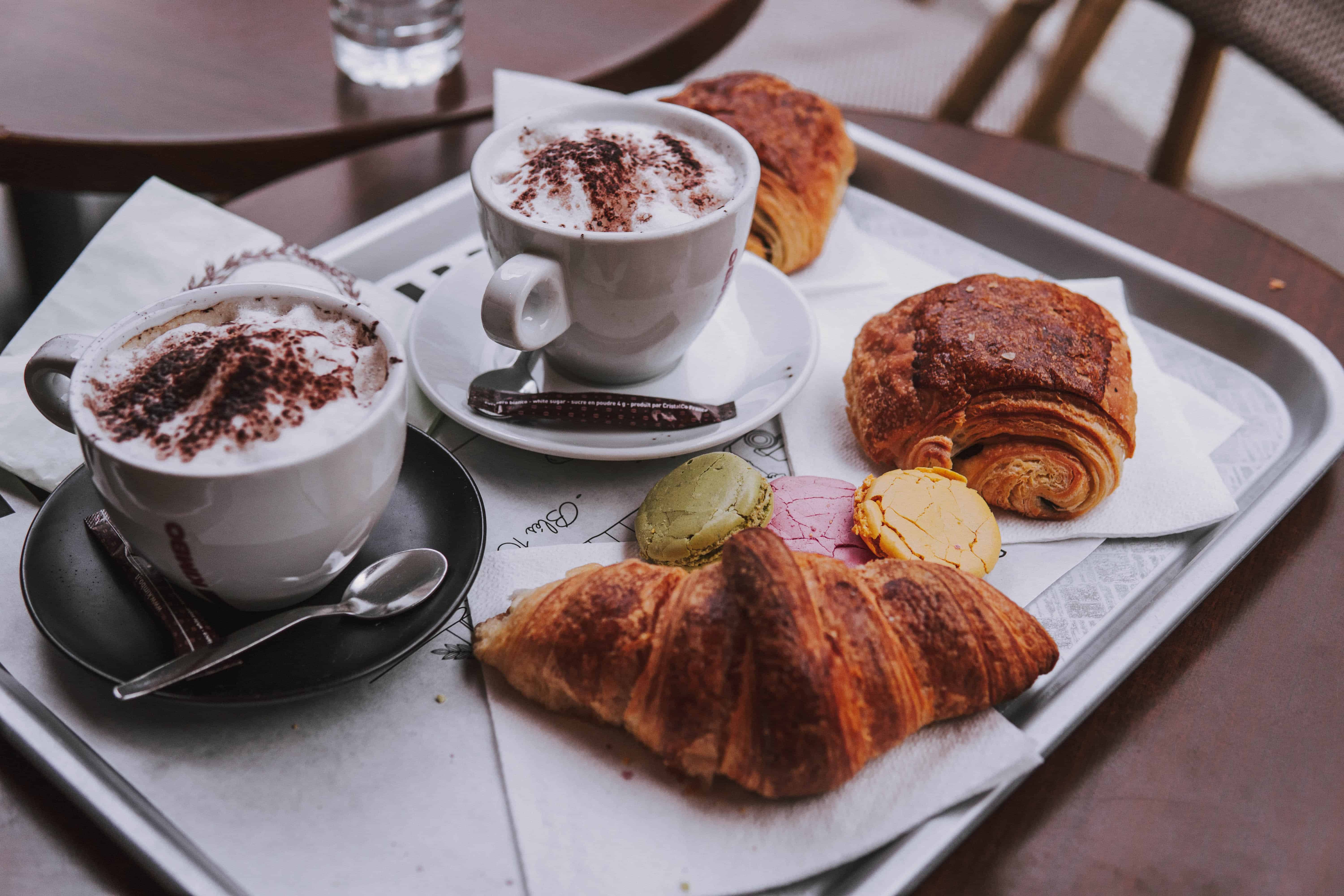 cafea și cornuri pe o tavă