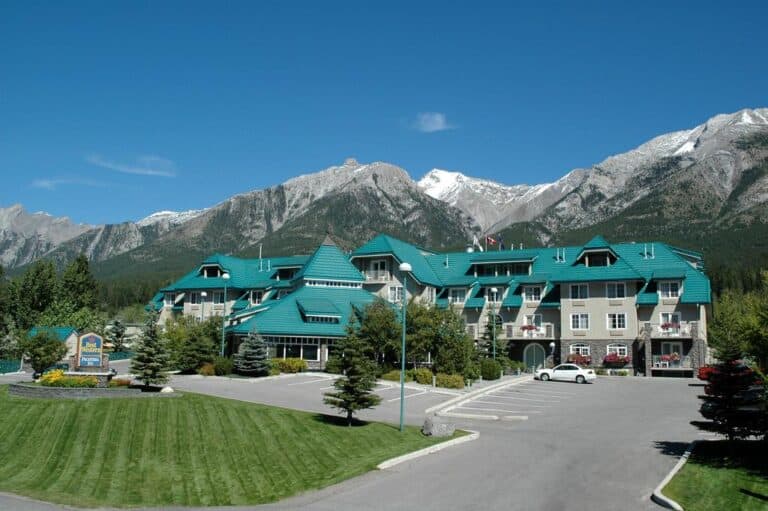 The 8 Best Dog Friendly Hotels in Canmore (a helpful guide)